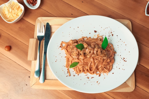 Spaghetti piccanti con salsa di pomodoro gamberetti su un piatto.