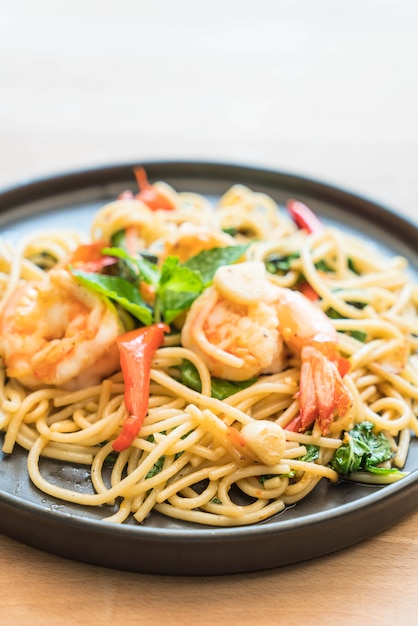 spaghetti piccanti saltati in padella con gamberetti