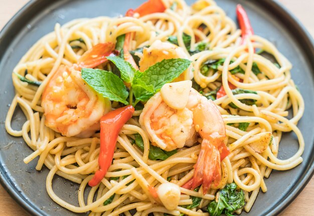 spaghetti piccanti saltati in padella con gamberetti