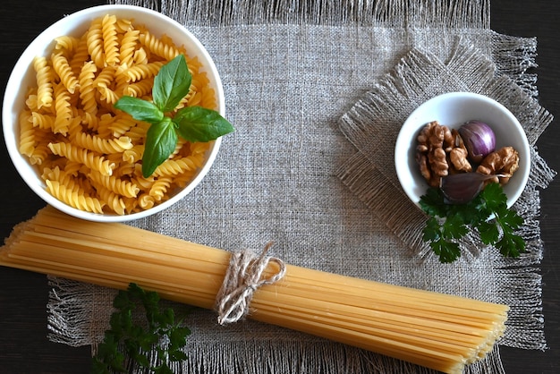 Spaghetti pomodori basilico aglio olio d'oliva e parmigiano