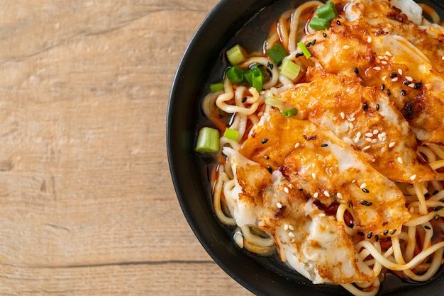 spaghetti ramen con gyoza o gnocchi di maiale. Stile di cibo asiatico