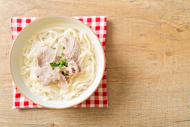 spaghetti ramen udon fatti in casa con maiale in zuppa chiara