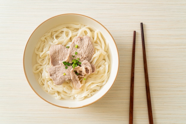 spaghetti ramen udon fatti in casa con maiale in zuppa chiara