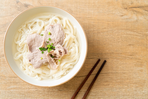 spaghetti ramen udon fatti in casa con maiale in zuppa chiara