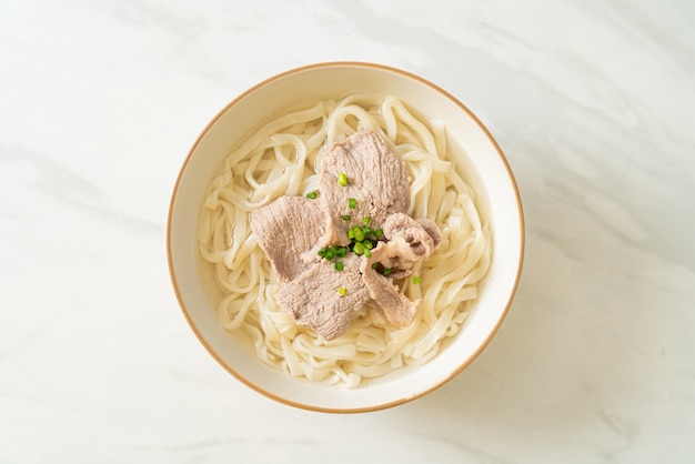 spaghetti ramen udon fatti in casa con maiale in zuppa chiara