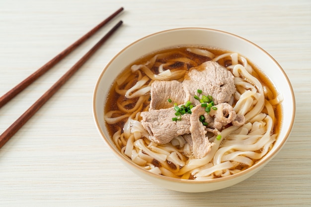 spaghetti ramen udon fatti in casa con maiale in zuppa di soia o shoyu