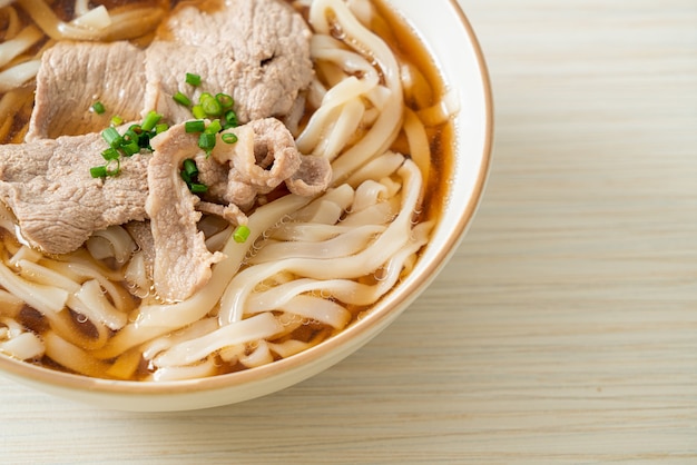 spaghetti ramen udon fatti in casa con maiale in zuppa di soia o shoyu