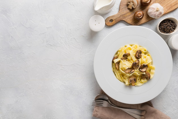 Spaghetti reginelle ai funghi. Gustosa cena salutare.