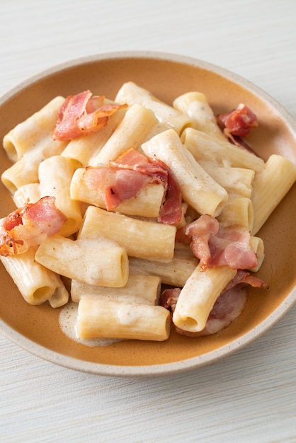 Spaghetti rigatoni con besciamella e pancetta