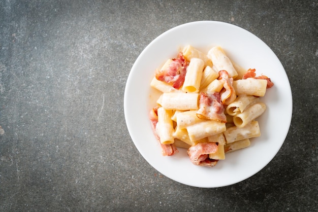 Spaghetti rigatoni con besciamella e pancetta