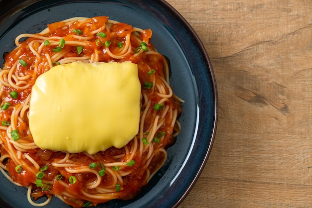 Spaghetti salsa di pomodoro con Amburgo e formaggio sul piatto