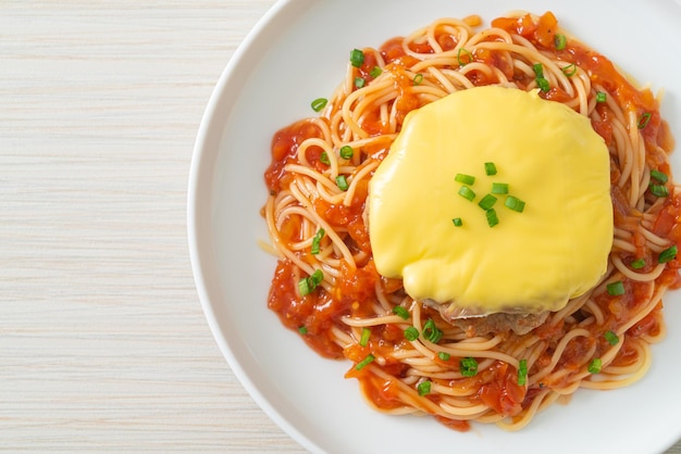 Spaghetti salsa di pomodoro con Amburgo e formaggio sul piatto