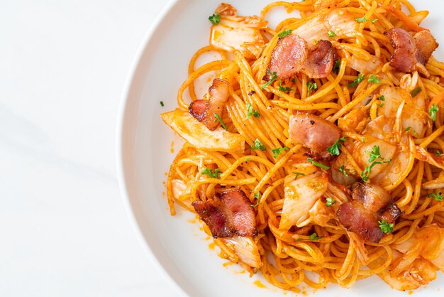 Spaghetti saltati con kimchi e pancetta