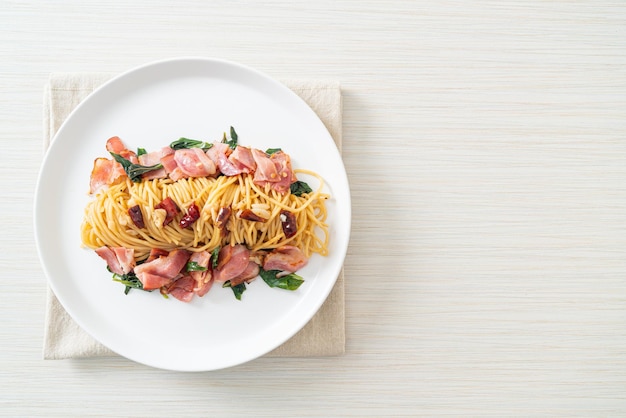 Spaghetti saltati in casa fatti in casa con peperoncino secco e pancetta