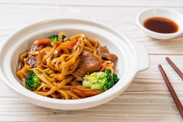 spaghetti saltati in padella con carne di maiale e verdure