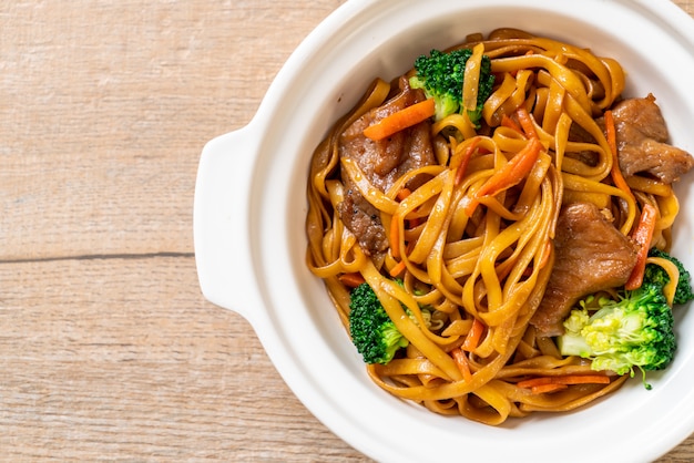 spaghetti saltati in padella con carne di maiale e verdure