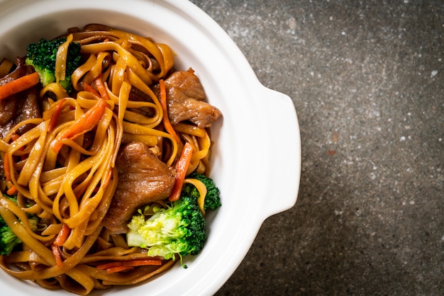 spaghetti saltati in padella con carne di maiale e verdure