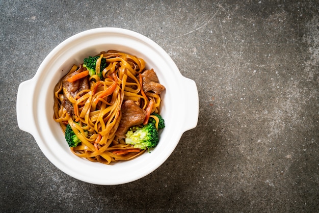 spaghetti saltati in padella con carne di maiale e verdure