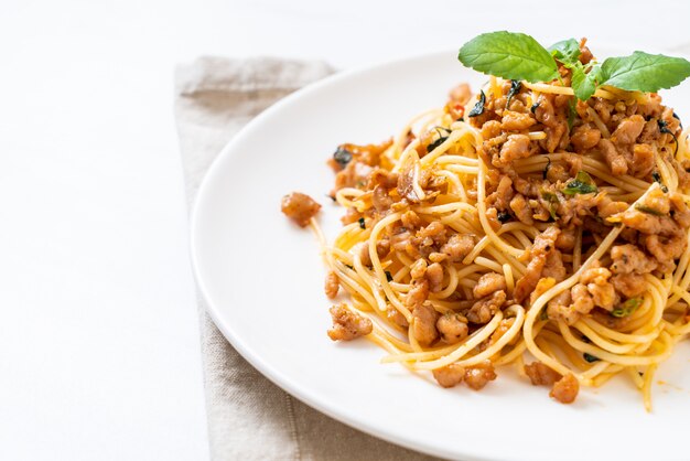 spaghetti saltati in padella con carne di maiale tritata e basilico