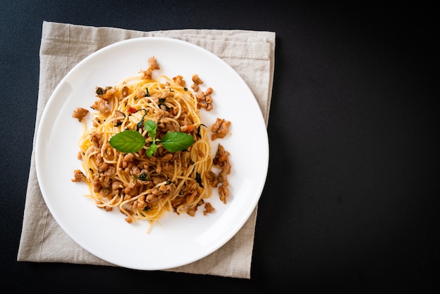 spaghetti saltati in padella con carne di maiale tritata e basilico