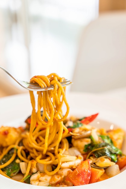 Spaghetti saltati in padella con frutti di mare piccanti