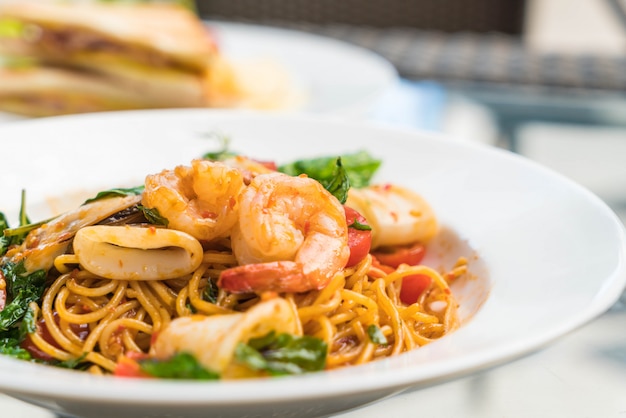 Spaghetti saltati in padella con frutti di mare piccanti