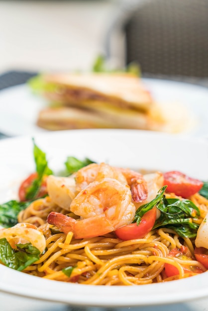 Spaghetti saltati in padella con frutti di mare piccanti