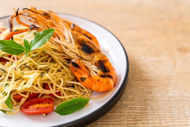 spaghetti saltati in padella con gamberi e pomodori grigliati