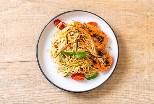 spaghetti saltati in padella con gamberi e pomodori grigliati