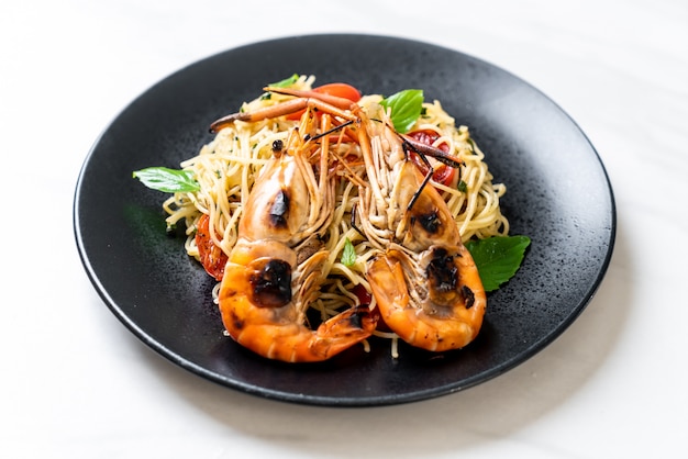 spaghetti saltati in padella con gamberi e pomodori grigliati