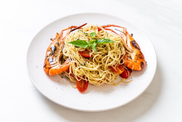 spaghetti saltati in padella con gamberi e pomodori grigliati