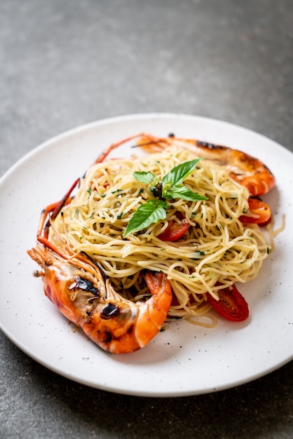 spaghetti saltati in padella con gamberi e pomodori grigliati