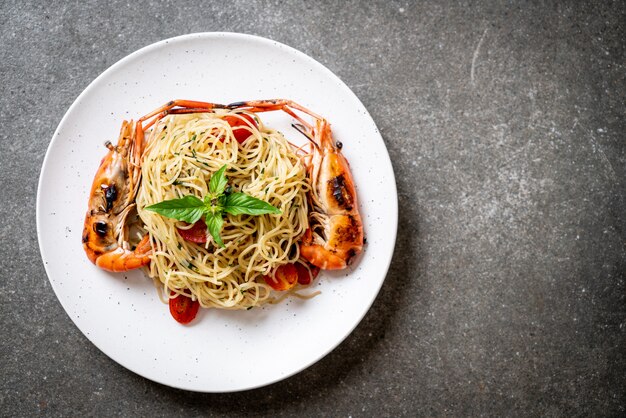 spaghetti saltati in padella con gamberi e pomodori grigliati