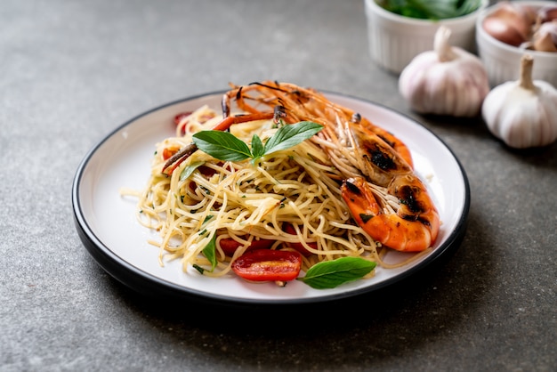 spaghetti saltati in padella con gamberi e pomodori grigliati