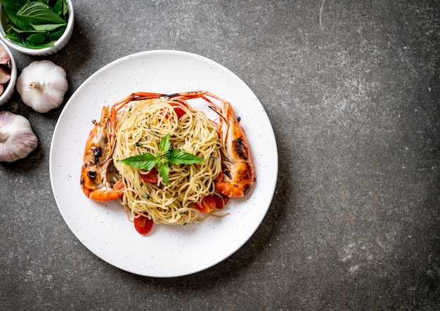 spaghetti saltati in padella con gamberi e pomodori grigliati