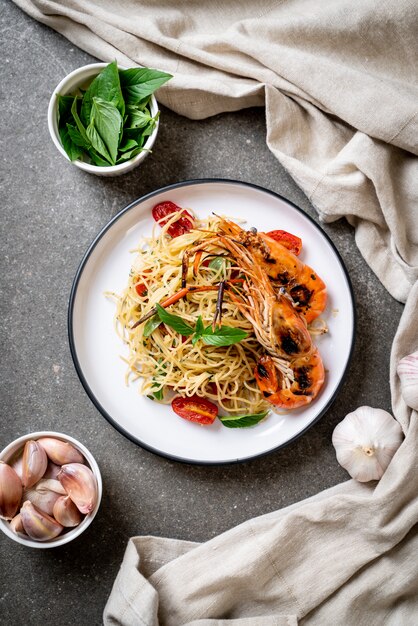 spaghetti saltati in padella con gamberi e pomodori grigliati