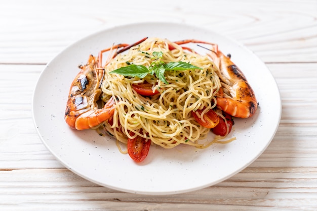 spaghetti saltati in padella con gamberi e pomodori grigliati