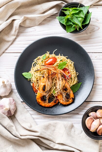 spaghetti saltati in padella con gamberi e pomodori grigliati