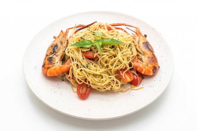 spaghetti saltati in padella con gamberi e pomodori grigliati