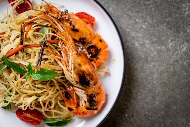 spaghetti saltati in padella con gamberi e pomodori grigliati