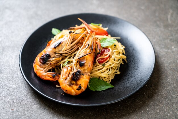 spaghetti saltati in padella con gamberi e pomodori grigliati