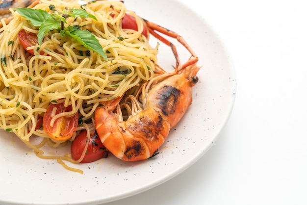 spaghetti saltati in padella con gamberi e pomodori grigliati