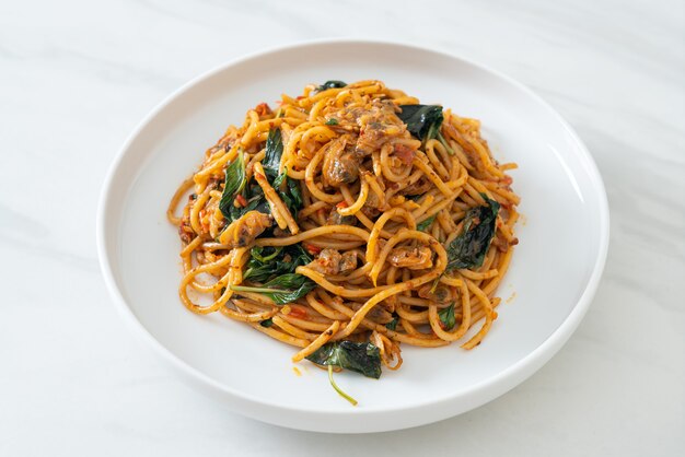 Spaghetti saltati in padella con pasta di vongole e peperoncino - Fusion food style