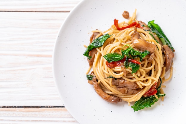 spaghetti saltati in padella con pollo e basilico