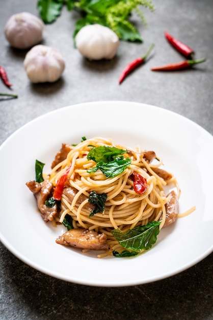 spaghetti saltati in padella con pollo e basilico