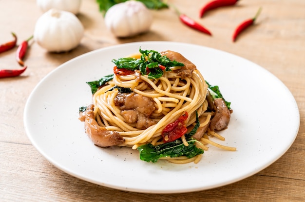 spaghetti saltati in padella con pollo e basilico