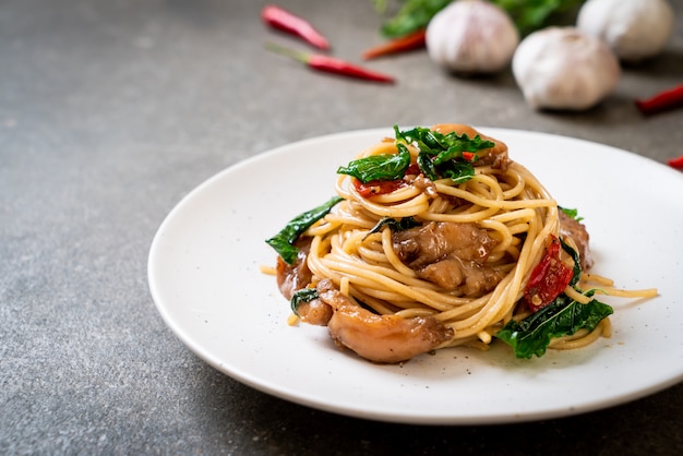 spaghetti saltati in padella con pollo e basilico