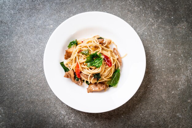 spaghetti saltati in padella con pollo e basilico