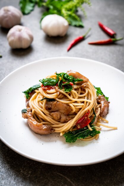 spaghetti saltati in padella con pollo e basilico