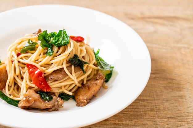 spaghetti saltati in padella con pollo e basilico